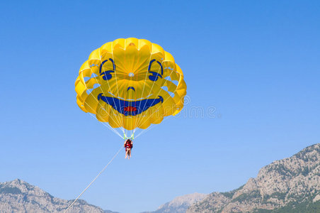 微笑滑稽降落伞