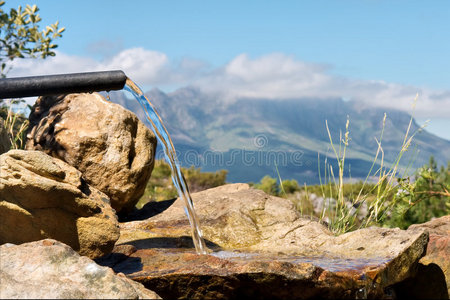 时分,商业和工业水管出水炼油厂附近河河流水污染河岸化工厂monocrome
