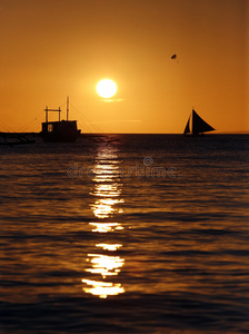 夕阳中的漂流船