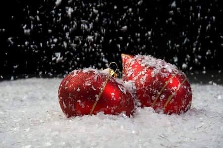 雪地里的圣诞装饰品形象