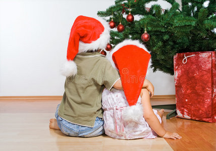 孩子们看着圣诞树拥抱