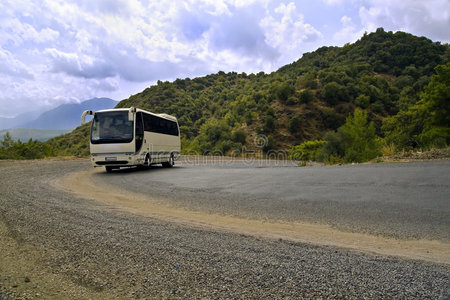 山区蜿蜒公路上的公共汽车