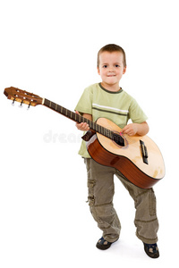 带原声吉他的小男孩