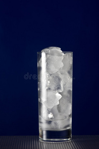 玻璃加纯冰，没有水