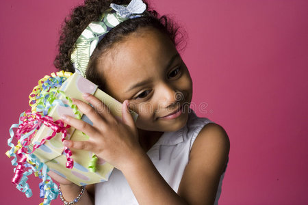 一位年轻的黑人女孩带着礼物的画像
