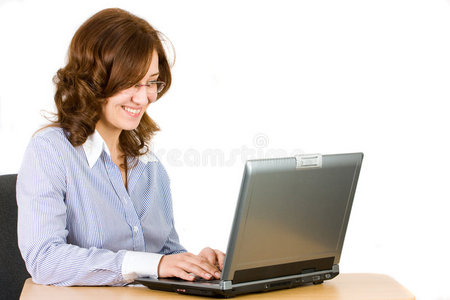 笔记本电脑上的年轻女商人