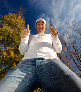 竖起两个大拇指的人照片