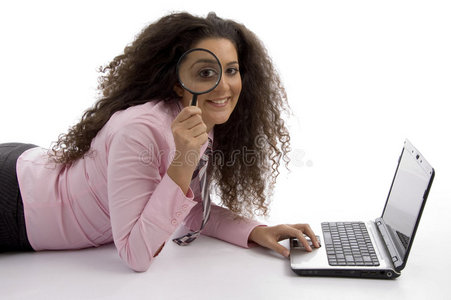 年轻漂亮的女商人在做笔记本电脑