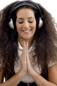 听音乐祈祷的年轻女子