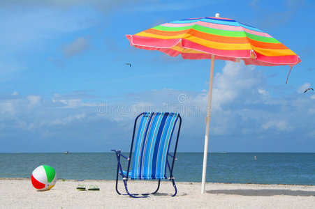 沙滩上的椅子伞和球