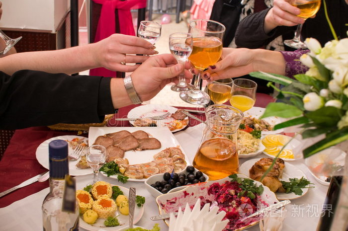 举报家里餐桌上的早餐阳光明媚的早晨吃早餐酒桌人们在宴会上吃晚饭