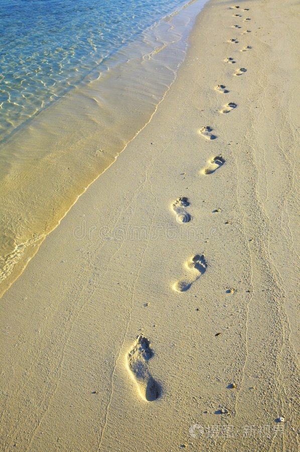 沙滩上的脚步声