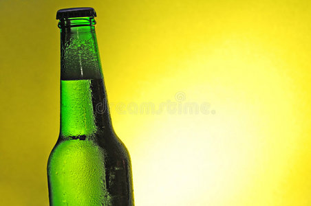 世界杯足球绿啤酒瓶图片