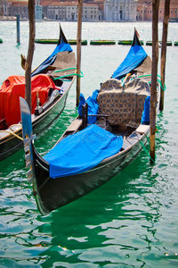 威尼斯运河中的平底船