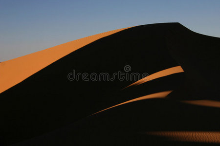 撒哈拉沙漠沙丘上的阴影
