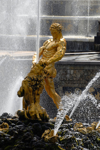 彼得霍夫伟大的参孙喷泉。