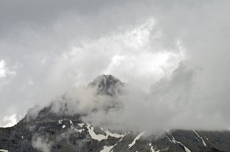 瑞士阿尔卑斯山上空的风暴云