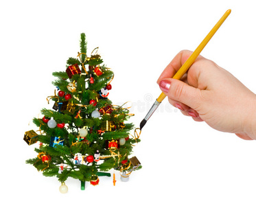 手拿画笔和圣诞树