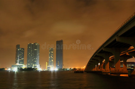 暴风雨之夜的迈阿密城市天际线