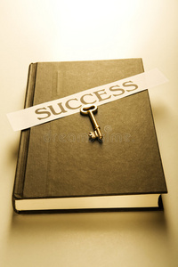 书籍钥匙和成功标签