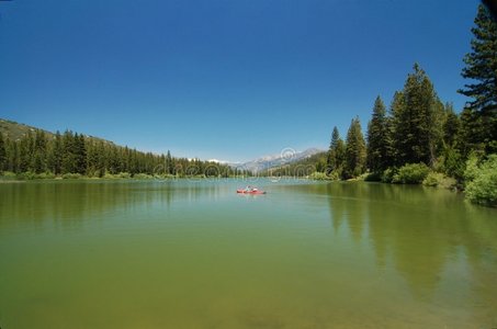 休谟湖划船情侣