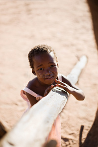 婴儿可怜的非洲孩子非洲学校女孩摆出教育镜头的象征非洲乡村小屋教育