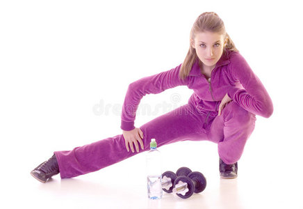 年轻的黑发女孩在地板上锻炼