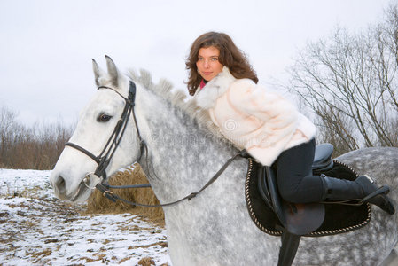 一个女孩冬天的马风景