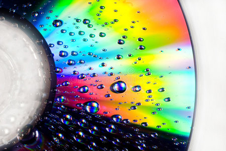 彩色表面上的水滴