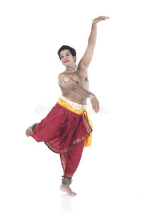 来自印度的男加州舞者