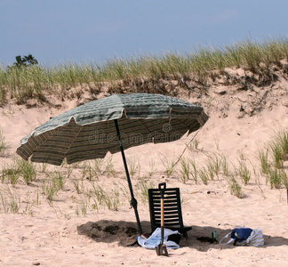 沙滩椅和雨伞