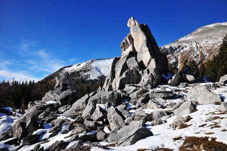 岩堆山