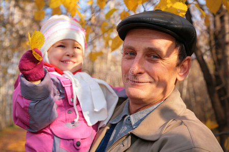 爷爷和孙女在秋天