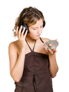 戴着耳机听音乐的年轻女子