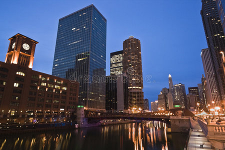 芝加哥河边的夜晚图片
