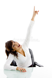 微笑女性朝上的正面图照片