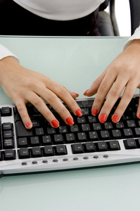 女性手操作键盘的正面图