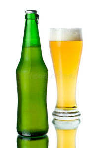 玻璃杯和一瓶啤酒图片