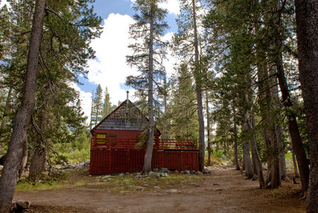 森林幽居小屋图片