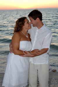 海滩新婚夫妇