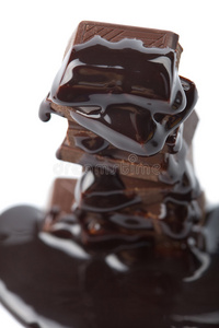 巧克力糖浆倒在巧克力块上