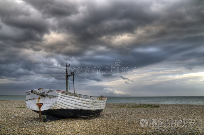 暴风雨下海滩上的孤舟