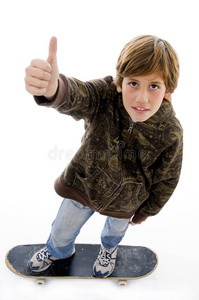 骑滑板的男孩竖起大拇指
