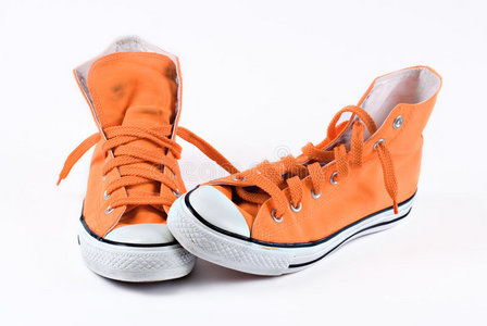 孤立的橙色运动鞋