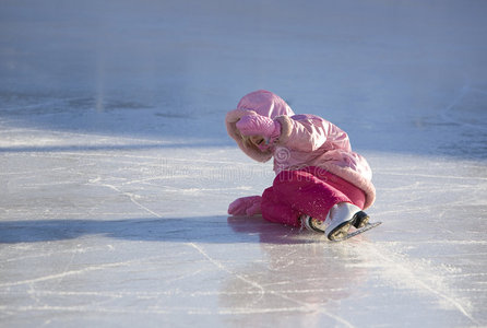 孩子滑冰时摔倒照片