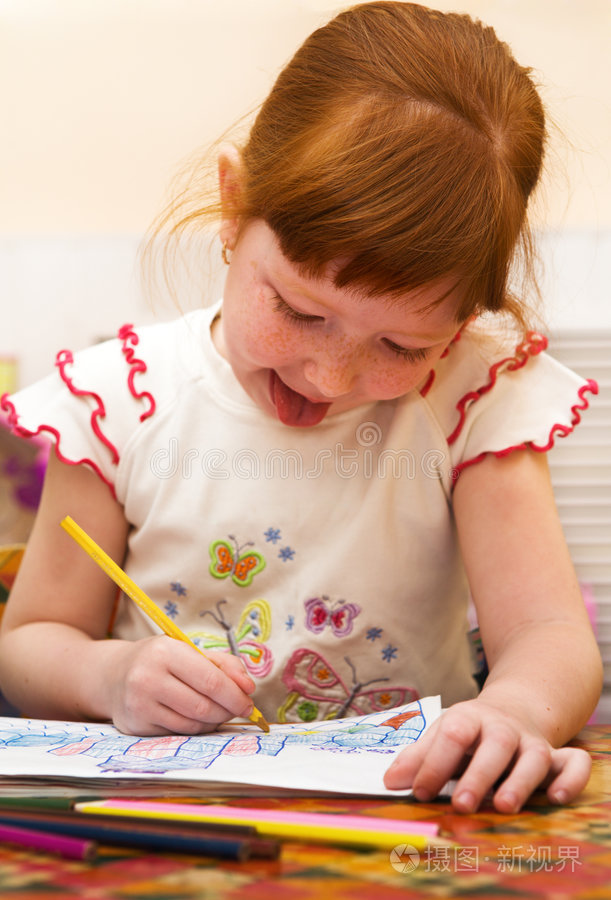 下载小样发票合同问题/举报可爱的小女孩在家画画红头发的孩子儿童