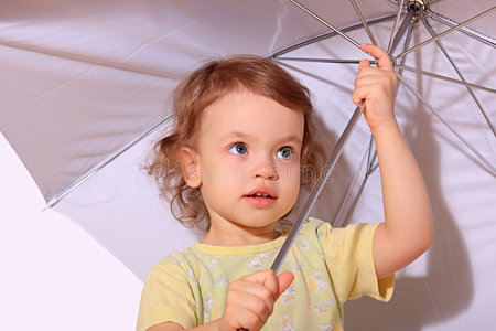 小女孩和雨伞。