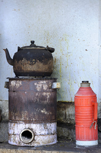 旧茶壶和保温瓶图片