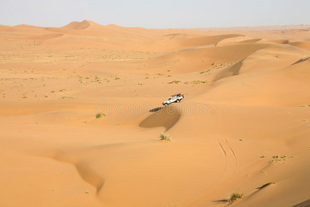 沙丘中间的汽车