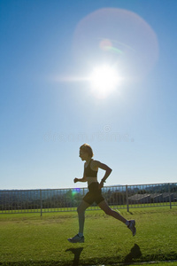 女运动员跑步。